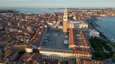 Venedik şehir silueti, Doges Palace, Basilica ve Campanile ile St. Marks Meydanı 'nın havadan görünüşü, Venedik Lagünü, İtalya