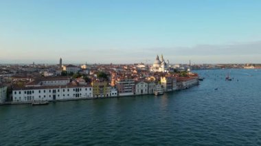 Venedik İtalya silueti, Basilica di Santa Maria della Salute ve Büyük Kanal 'ın gündoğumunda gökyüzü manzarası