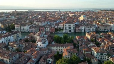 Venedik gündoğumu silüeti, Saint Stephen Bell Kulesi ve Campo SantAngelo, İtalya