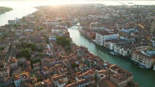 日の出にヴェネツィアの都市スカイラインの空中ビュー ポンテデルアカデミア イタリア — ストック動画