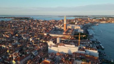 Venedik şehir silueti, Doges Sarayı, Bazilika ve Campanile İtalya 'nın St. Marks Meydanı' nın havadan görünüşü