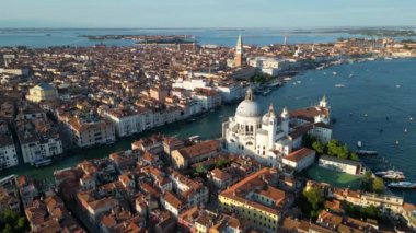 Venedik İtalya silueti, Basilica di Santa Maria della Salute ve Büyük Kanal 'ın gündoğumunda gökyüzü manzarası