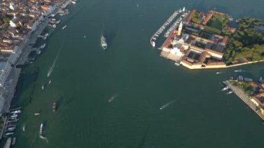 Gündoğumunda San Giorgio Maggiore Kilisesi 'nin havadan görünüşü, Venedik, İtalya