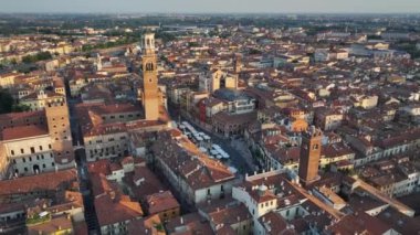 Verona şehir silueti, Piazza delle Erbe 'nin hava manzarası, Torre dei Lamberti, tarihi şehir merkezi, şehir silueti, Katedral, Veneto Bölgesi, İtalya