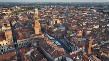 Verona şehir silueti, Piazza delle Erbe 'nin hava manzarası, Torre dei Lamberti, tarihi şehir merkezi, şehir silueti, Katedral, Veneto Bölgesi, İtalya