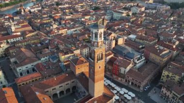 Verona kentsel ufuk çizgisi, Piazza delle Erbe 'nin Havadan Görünüm Çekimi, Torre dei Lamberti, tarihi şehir merkezi, şehir silueti, Katedral, Veneto Bölgesi, İtalya