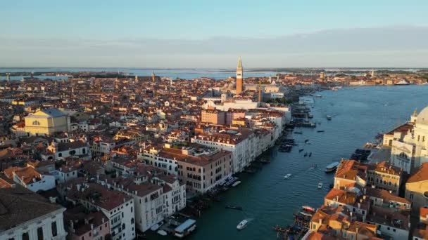威尼斯城市的天际线 意大利的圣马克斯广场与狗宫 大教堂和坎帕尼尔斯的空中景观 — 图库视频影像
