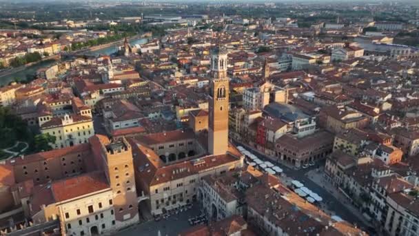 维罗纳城市天际线 建立Aerial View Shot Piazza Delle Erbe Torre Dei Lamberti — 图库视频影像
