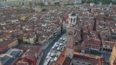 Verona şehir silueti, Piazza delle Erbe 'nin Hava Görüntüsü, Torre dei Lamberti, tarihi şehir merkezi, şehir silueti, Katedral, Veneto Bölgesi, İtalya
