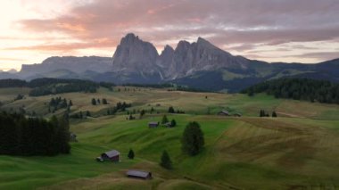 Seiser Alm Alpe di Siusi üzerinde gün doğumu, Sassolungo ve Sassopiatto tepeleri ile nefes kesici Dolomites Alplerini gözler önüne seriyor, Trentino Alto Adige, Güney Tyrol, İtalya, Avrupa