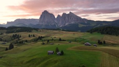 Gün doğumunda Seiser Alm veya Alpe di Siusi, Dolomites Alps, Sassolungo ve Sassopiatto dağları, Trentino Alto Adige, Güney Tyrol, İtalya, Avrupa