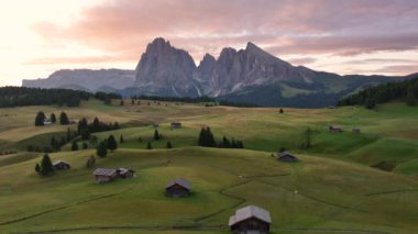Gün doğumunda Seiser Alm veya Alpe di Siusi, Dolomites Alps, Sassolungo ve Sassopiatto dağları, Trentino Alto Adige, Güney Tyrol, İtalya, Avrupa