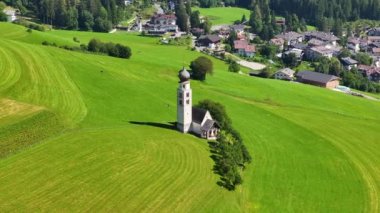 İtalyan Alpleri 'ndeki inanılmaz doğa manzarası. Kastelruth 'taki alp çayırındaki St. Valentin Kilisesi' nin harika yaz manzarası. Konum Dolomitler, Alpler, Bolzano, Güney Tyrol, İtalya, Avrupa