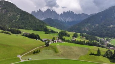 Santa Maddalena 'nın havadan görünüşü, Funes Valley' deki St. Magdalena Kilisesi ve Puez Odle Doğa Parkı, Dolomitler, İtalya