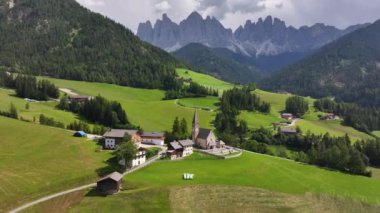 Funes Valley 'deki St. Magdalena Kilisesi ve Puez Odle Doğa Parkı, Dolomitler, İtalya