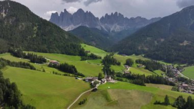 Dolomitler, Funes Valley 'deki St. Magdalena Kilisesi ve Puez Odle Doğa Parkı, İtalya