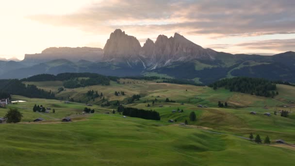 Cottages Dolomites Mountains Seiser Alm Plateau Moody Gloomy Scenery Morning — Stock Video