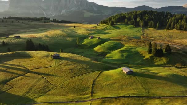 Luftaufnahme Von Ferienhäusern Den Dolomiten Auf Der Seiser Alm Launische — Stockvideo