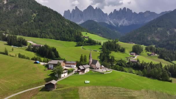 意大利Dolomites Funes Valley和Puez Odle自然公园的St Magdalena教堂 — 图库视频影像