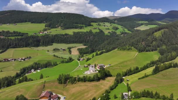 意大利Funes Valley和Puez Odle自然公园的Dolomites Magdalena教堂 — 图库视频影像