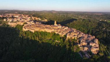Pitigliano, Toskana, gün batımında İtalya 'nın Grosseto ilindeki ortaçağ kasabasının hava manzarası.