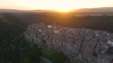 Günbatımında İtalya 'nın Toskana eyaletinin Grosseto ilindeki ortaçağ kasabası Pitigliano' nun hava manzarası