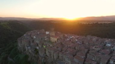 Toskana, İtalya 'nın Grosseto ilindeki ortaçağ kasabası Pitigliano' nun günbatımı manzarası.