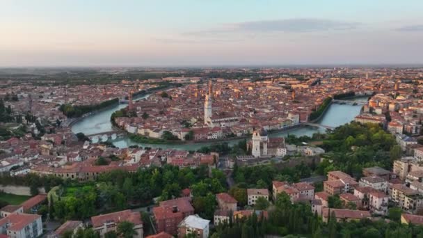 意大利维罗纳 阿迪吉河上的皮特拉桥 历史城中心 主教座堂 红色屋顶 威尼托地区的空中景观 — 图库视频影像
