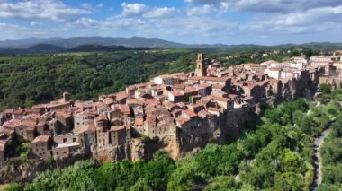Pitigliano, Toskana, gün batımında İtalya 'nın Grosseto ilindeki ortaçağ kasabasının hava manzarası.