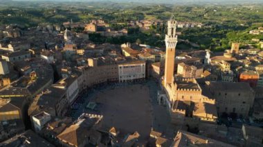 Torre del Mangia Kulesi 'nin Siena, Tuscany, İtalya' daki Piazza del Campo Campo Meydanı 'ndaki hava manzarası. Gün batımında insansız hava aracı yörüngesi vuruldu