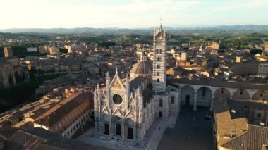 Duomo di Siena 'nın hava manzarası, günbatımında katedral, Toskana, İtalya