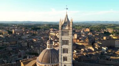 Siena Katedrali ya da Duomo di Siena, günbatımında hava manzaralı, Toskana, İtalya