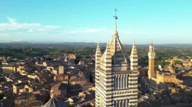 Siena Katedrali ya da Duomo di Siena, günbatımında hava manzaralı, Toskana, İtalya