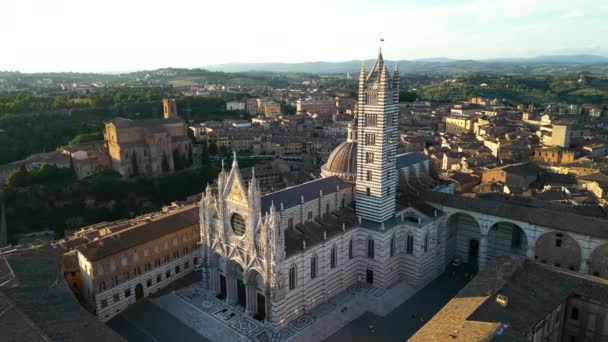 イタリアのシエナにある中世の教会 シエナ大聖堂またはデュオモ シエナ 日没時に撮影されたドローン軌道 — ストック動画