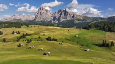 Alpe di Siusi veya Seiser Alm, Dolomites Alps, Sassolungo ve Sassopiatto dağları, Trentino Alto Adige, Güney Tyrol, İtalya, Avrupa