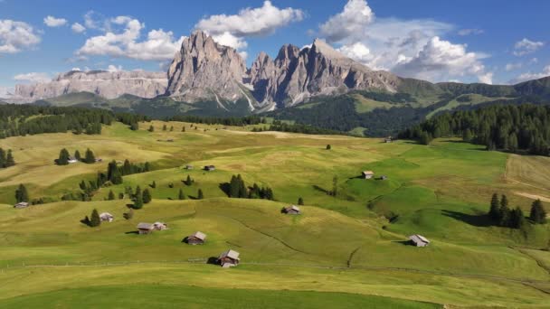 Vista Aérea Alpe Siusi Seiser Alm Alpes Dolomitas Sassolungo Montañas — Vídeos de Stock