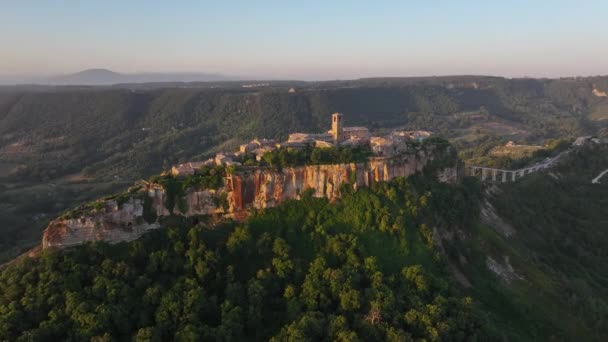 Civita Bagnoregio 서있는 이탈리아 도시의 태양에 죽어가는 도시로 유명합니다 티베르 — 비디오