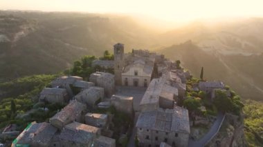 Civita di Bagnoregio, İtalya 'nın Lazio eyaletinin Viterbo ilindeki bir ortaçağ kasabasının hava gündoğumu manzarası.
