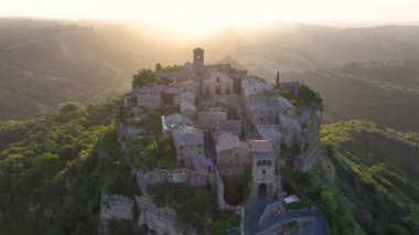 Civita di Bagnoregio, antik bir İtalyan şehrinin güneşle aydınlanan bir platoda havadan görünüşü. Ölüm döşeğindeki şehir olarak bilinir. Tiber Nehri Vadisi üzerindeki kayalık şehir