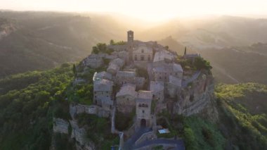Gün doğumunda Civita di Bagnoregio 'nun hava manzarası, Viterbo, Lazio, İtalya