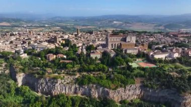 Yazın mavi gökyüzü, Umbria, İtalya 'da güneşli bir günde antik etruscan kasabası Orvieto' nun güzel hava manzarası