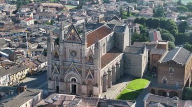 İtalya 'nın Umbria kentindeki ikonik İtalyan Gotik mimarisi Orvieto Katedrali veya Duomo di Orvieto' nun hava çekimi