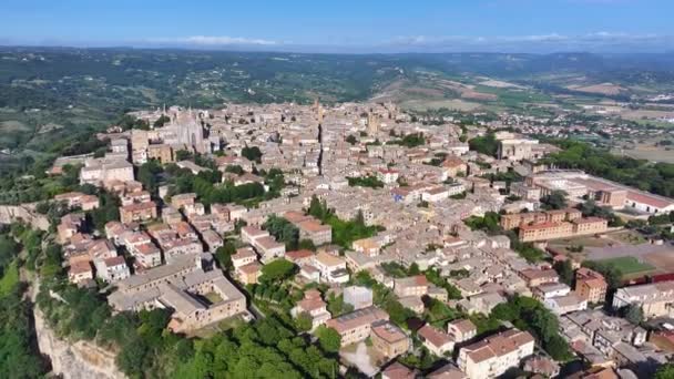 夏の青空 ウンブリア イタリアの晴れた日にオルヴィエトの古代エスラトの町の空中ビュー — ストック動画