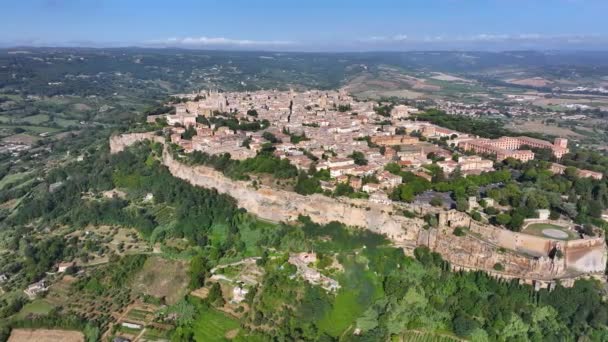 夏の青空 ウンブリア イタリアの晴れた日にオルヴィエトの古代エスラトの町の空中ビュー — ストック動画
