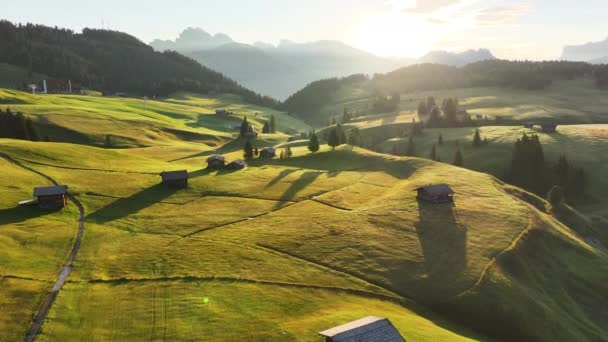 Seiser Alm Platosu Ndaki Dolomites Dağları Ndaki Kır Evleri Sabahları — Stok video