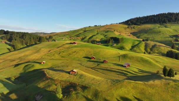 Εξοχικές Κατοικίες Στα Βουνά Δολομίτες Στο Οροπέδιο Seiser Alm Trentino — Αρχείο Βίντεο