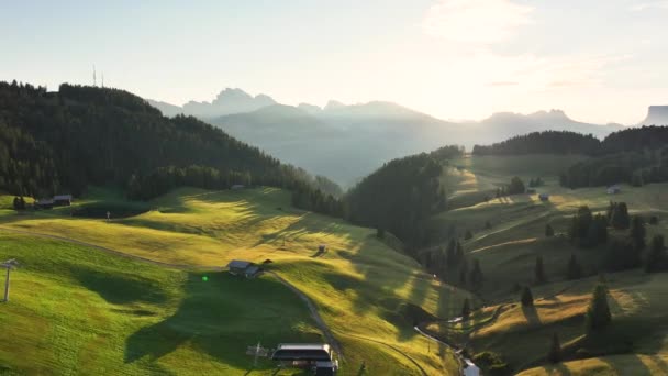 Domki Górach Dolomitów Płaskowyżu Seiser Alm Poranne Letnie Światło Włochy — Wideo stockowe