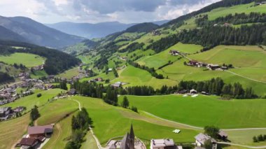 Dolomitler, Funes Valley 'in havadan yaz manzarası, Bolzano ili, Güney Tyrol, İtalya