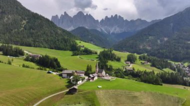 Santa Maddalena 'nın havadan görünüşü, Funes Valley' deki St. Magdalena Kilisesi ve Puez Odle Doğa Parkı, Dolomitler, İtalya