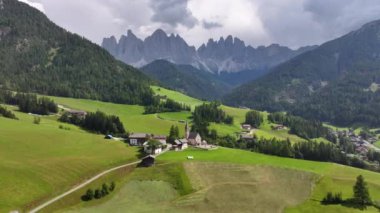 Santa Maddalena 'nın havadan görünüşü, Funes Valley' deki St. Magdalena Kilisesi ve Puez Odle Doğa Parkı, Dolomitler, İtalya